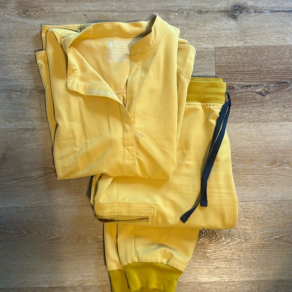 Figs Tops - FIGS XL top and regular XL joggers in light gold. ONLY SOLD AS A SET